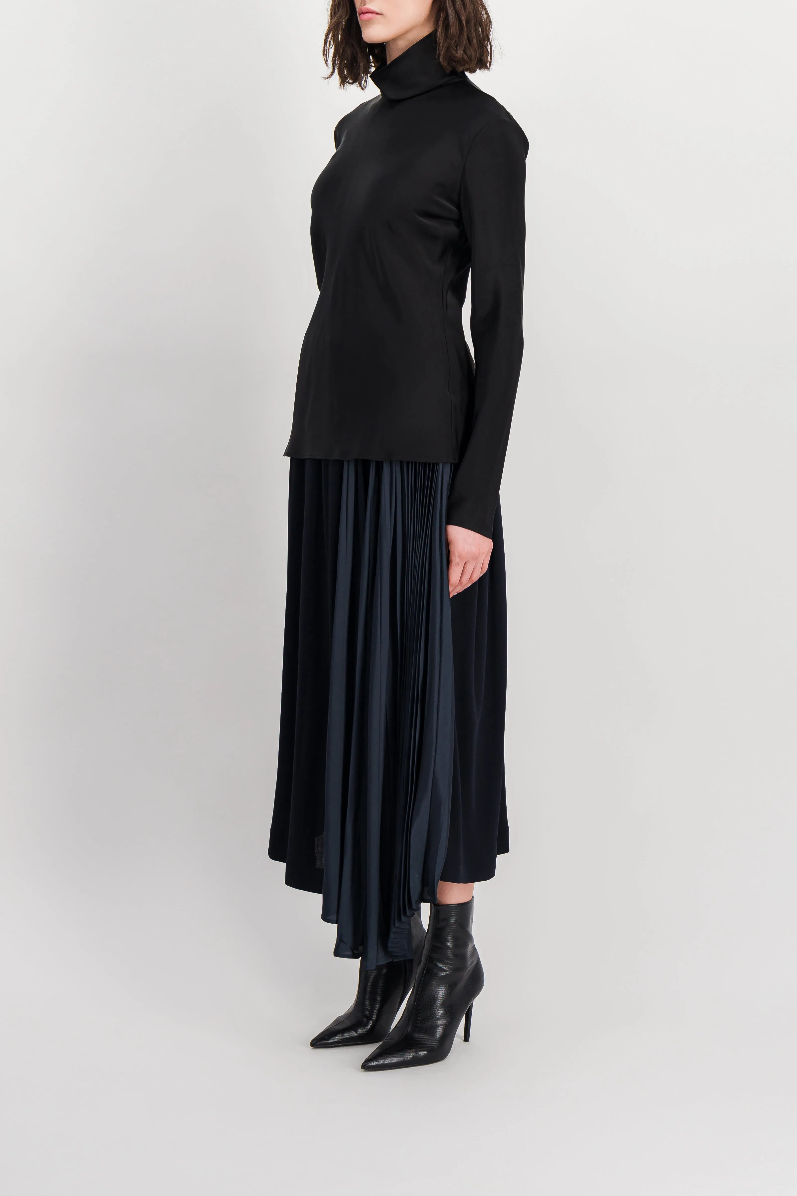 Asymmetric pleated crêpe skirt