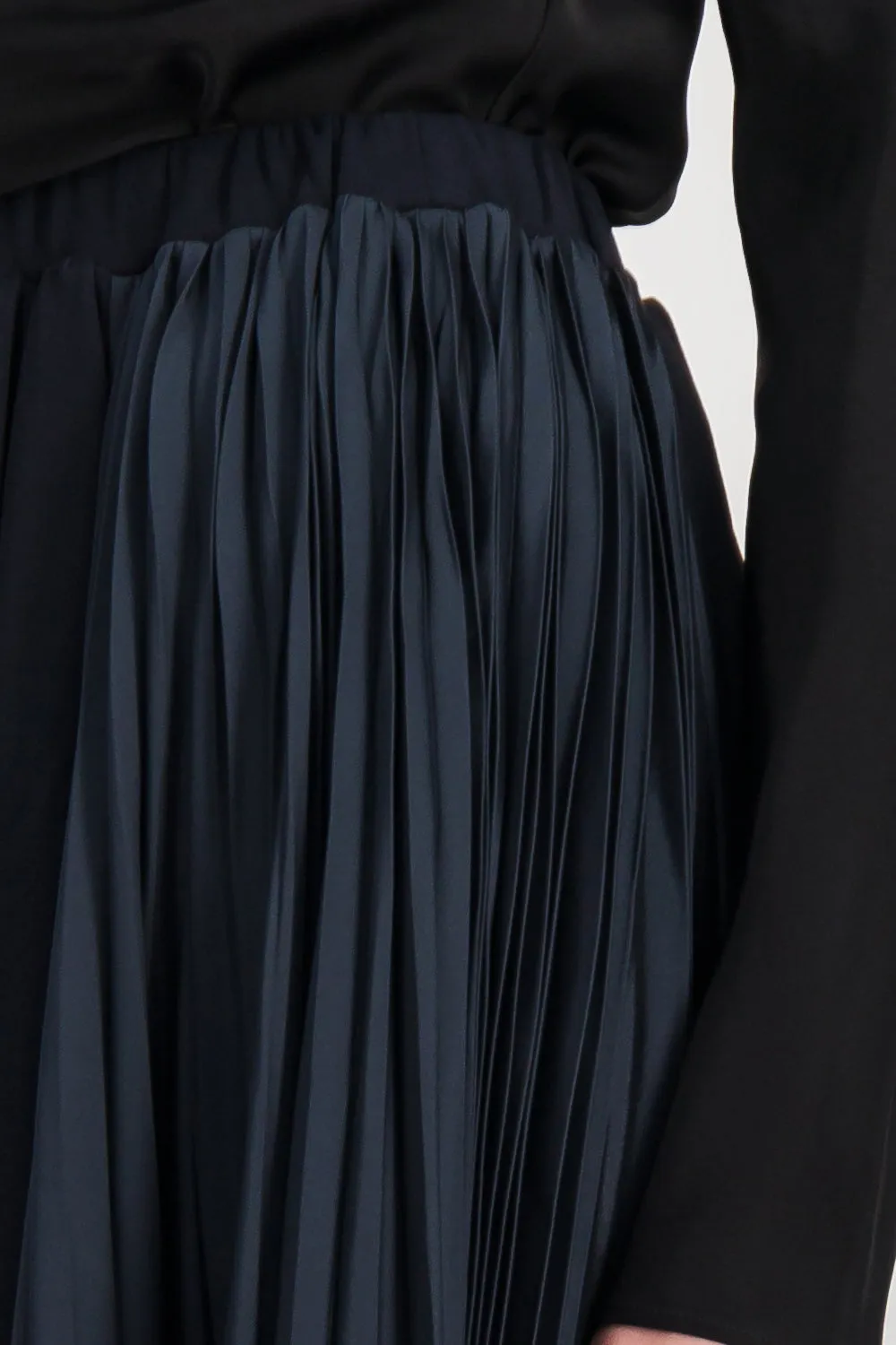 Asymmetric pleated crêpe skirt